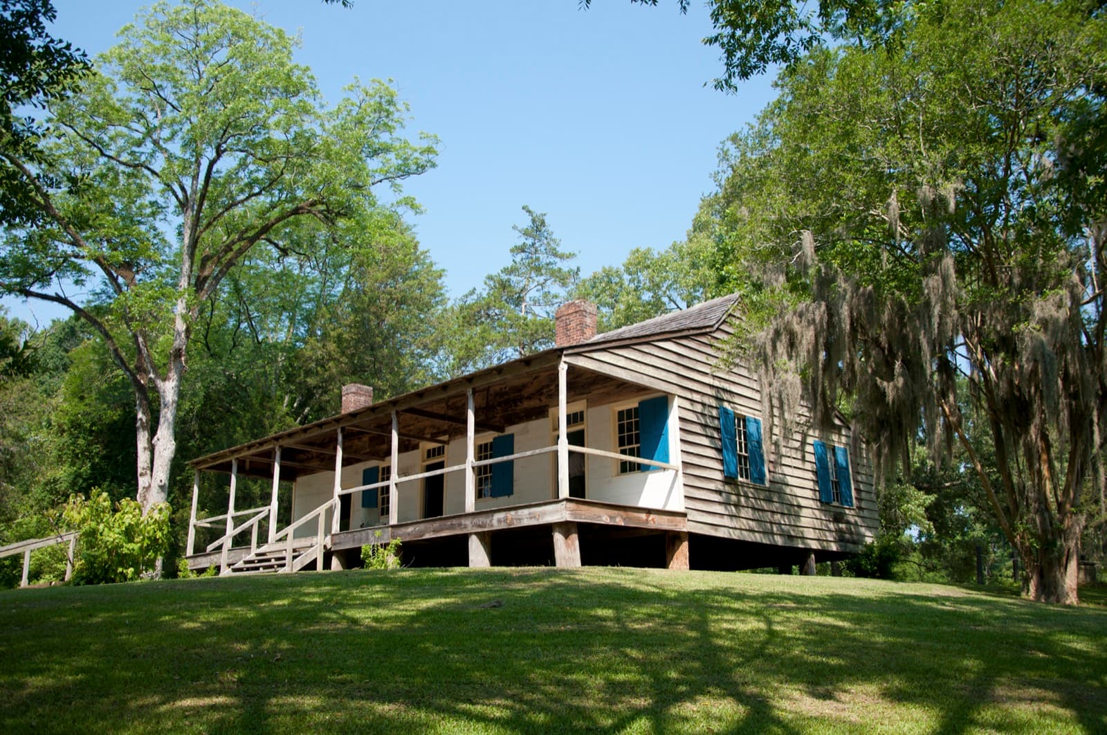 Mount Locust Historic House, a historic wooden house on the Natchez Trace Parkway